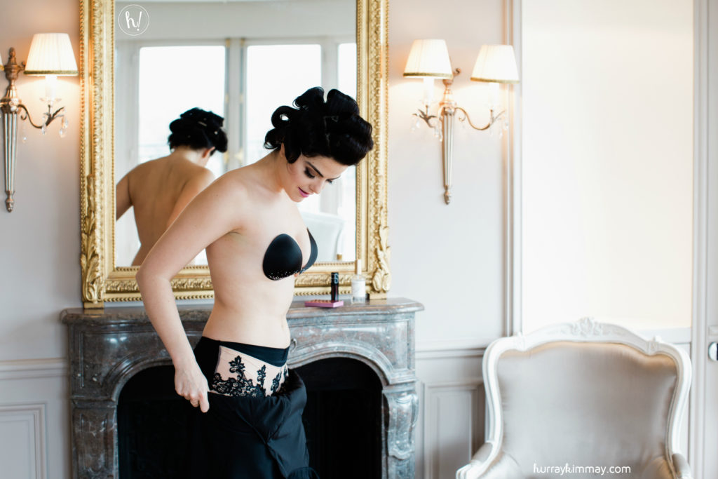 Kimmay wears the Low Glimmer Seamless NuBra in cup size D in black while in Paris. 